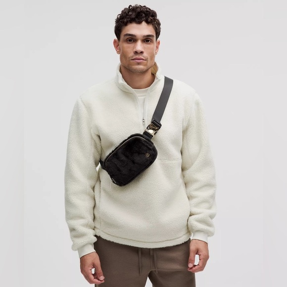 Lululemon Everywhere Belt Bag Plush Fleece Colour‎ Black/Gold - Picture 6 of 8